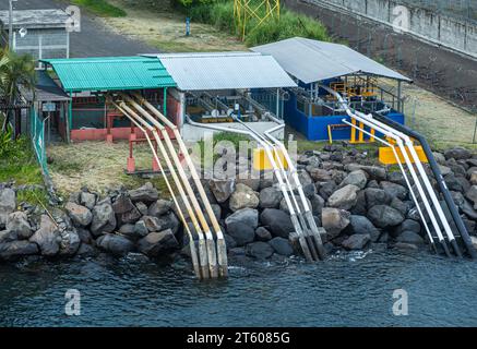 Guatemala, Puerto Quetzal - 20 luglio 2023: Impianto di trattamento delle acque sulla costa Foto Stock