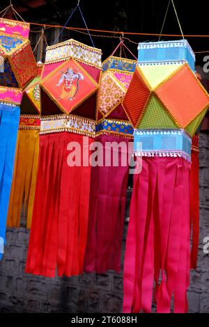 Pune, Maharashtra, India, 6 novembre 2023 - Lanterne tradizionali colorate in varie forme, Akash kandil (lampade decorative Diwali) appendere un negozio laterale. Foto Stock