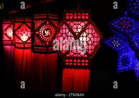 Pune, Maharashtra, India, 6 novembre 2023 - Lanterne tradizionali colorate in varie forme, Akash kandil (lampade decorative Diwali) appendere un negozio laterale. Foto Stock