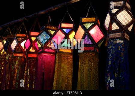 Pune, Maharashtra, India, 6 novembre 2023 - Lanterne tradizionali colorate in varie forme, Akash kandil (lampade decorative Diwali) appendere un negozio laterale. Foto Stock