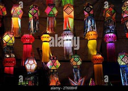 Pune, Maharashtra, India, 6 novembre 2023 - Lanterne tradizionali colorate in varie forme, Akash kandil (lampade decorative Diwali) appendere un negozio laterale. Foto Stock