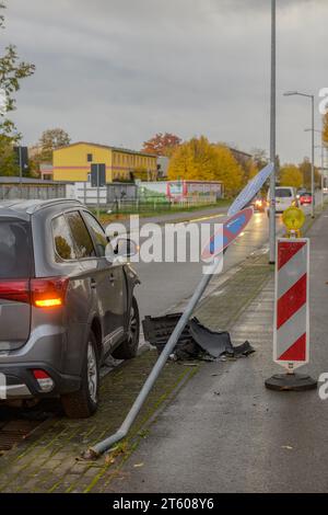 Ha colpito un cartello stradale in un incidente Foto Stock