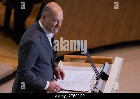 Bonn, Germania. 7 novembre 2023. Il Cancelliere federale Olaf Scholz (SPD) partecipa all'evento celebrativo "20 anni della Conferenza dei comitati aziendali tedeschi" presso il World Conference Center. Sono registrati circa 1000 comitati aziendali. Discuteranno degli sviluppi attuali nei settori del lavoro e dell'ordine sociale. Il motto del congresso è "osare più codeterminazione”. Crediti: Rolf Vennenbernd/dpa/Alamy Live News Foto Stock