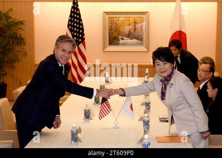 Tokyo, Giappone. 7 novembre 2023. Il segretario di Stato AMERICANO Antony Blinken (L) stringe la mano al ministro degli Esteri giapponese Yoko Kamikawa (R) prima della loro riunione bilaterale al ministero degli Esteri a Tokyo il 7 novembre 2023. P (Credit Image: © POOL via ZUMA Press Wire) SOLO UTILIZZO EDITORIALE! Non per USO commerciale! Foto Stock