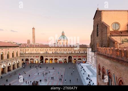 Bologna. Città medievale in Emilia Romagna in Italia Europa. Arte e cultura. Turisti da tutto il mondo per Piazza maggiore. Foto Stock