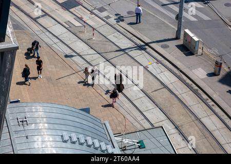 Vienna, Austria - 16 giugno 2023: Vista dall'alto di Vienna Street dal tetto dell'edificio Foto Stock