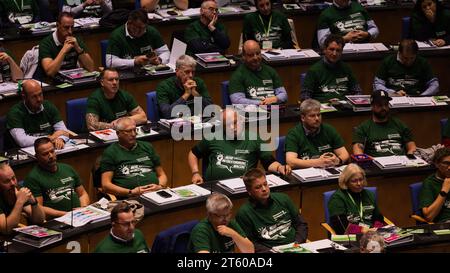 Bonn, Germania. 7 novembre 2023. I comitati aziendali hanno posto domande al Cancelliere Scholz in occasione del "20° anniversario della Conferenza dei comitati aziendali tedeschi" presso il World Conference Center. Sono registrati circa 1000 comitati aziendali. Discutono gli sviluppi attuali nei settori del lavoro e dell'ordine sociale. Il motto del congresso è "osare più codeterminazione”. Crediti: Rolf Vennenbernd/dpa/Alamy Live News Foto Stock