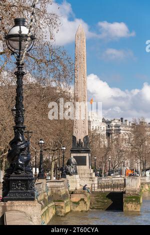 L'ago di Cleopatra e la lampada ornata si trovano sul Victoria Embankment sulle rive del Tamigi a Londra. Foto Stock