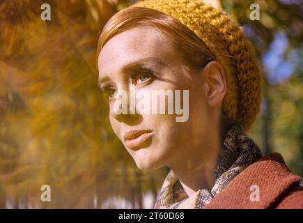 Anni '1960, modella donna con ritratto in maglia sul cofano, Parigi, Francia, Europa, Foto Stock