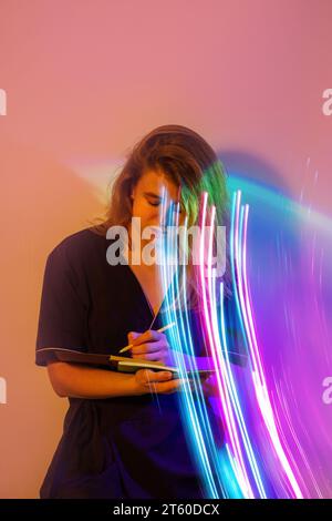 Comunicazione con un cliente in una piacevole conversazione. Donna d'affari in uniforme sta facendo una chiamata di lavoro a un cliente utilizzando uno smartphone nel bac Foto Stock