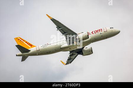 Pegasus Airlines Ein Airbus A320-251N von Pegasus Airlines startet von der Sübahn des Flughafen München. Immatrikulation des Airbus A320neo TC-NBB. München, Deutschland, 11.10.2022 *** Pegasus Airlines un Airbus A320 251N di Pegasus Airlines decolla dalla pista dell'aeroporto di Monaco registrazione dell'Airbus A320neo TC NBB di Monaco, Germania, 11 10 2022 Foto Stock