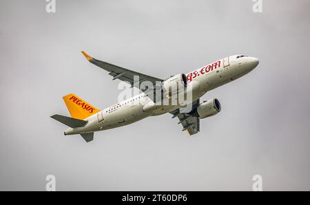 Pegasus Airlines Ein Airbus A320-251N von Pegasus Airlines startet von der Sübahn des Flughafen München. Immatrikulation des Airbus A320neo TC-NBB. München, Deutschland, 11.10.2022 *** Pegasus Airlines un Airbus A320 251N di Pegasus Airlines decolla dalla pista dell'aeroporto di Monaco registrazione dell'Airbus A320neo TC NBB di Monaco, Germania, 11 10 2022 Foto Stock