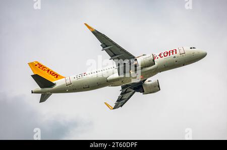 Pegasus Airlines Ein Airbus A320-251N von Pegasus Airlines startet von der Sübahn des Flughafen München. Immatrikulation des Airbus A320neo TC-NBB. München, Deutschland, 11.10.2022 *** Pegasus Airlines un Airbus A320 251N di Pegasus Airlines decolla dalla pista dell'aeroporto di Monaco registrazione dell'Airbus A320neo TC NBB di Monaco, Germania, 11 10 2022 Foto Stock