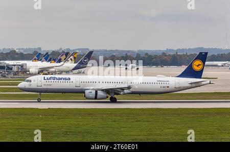 Lufthansa Ein Airbus A321-231 von Lufthansa landet auf der Südbahn des Flughafen München. Immatrikulation D-AIDT. München, Deutschland, 11.10.2022 *** Lufthansa An Airbus A321 231 di Lufthansa atterra sulla pista sud dell'aeroporto di Monaco registrazione D AIDT Monaco, Germania, 11 10 2022 credito: Imago/Alamy Live News Foto Stock