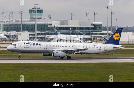 Lufthansa Ein Airbus A321-231 von Lufthansa landet auf der Südbahn des Flughafen München. Immatrikulation D-AIDT. München, Deutschland, 11.10.2022 *** Lufthansa An Airbus A321 231 di Lufthansa atterra sulla pista sud dell'aeroporto di Monaco registrazione D AIDT Monaco, Germania, 11 10 2022 credito: Imago/Alamy Live News Foto Stock