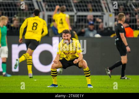 Dortmund, Germania. 7 novembre 2023. DORTMUND, GERMANIA - 7 NOVEMBRE: Salih Ozcan del Borussia Dortmund celebra il primo gol della sua squadra durante la partita di UEFA Champions League gruppo F tra Borussia Dortmund e Newcastle United FC al Signal Iduna Park il 7 novembre 2023 a Dortmund, Germania (foto di Rene Nijhuis/BSR Agency) credito: Agenzia BSR/Alamy Live News Foto Stock