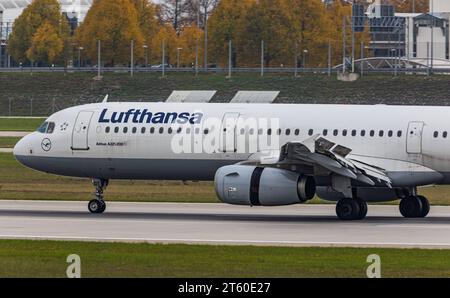 Lufthansa Ein Airbus A321-231 von Lufthansa landet auf der Südbahn des Flughafen München. Immatrikulation D-AIDT. München, Deutschland, 11.10.2022 *** Lufthansa An Airbus A321 231 di Lufthansa atterra sulla pista sud dell'aeroporto di Monaco registrazione D AIDT Monaco, Germania, 11 10 2022 credito: Imago/Alamy Live News Foto Stock