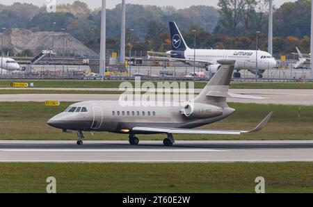 Global Jet Luxembourg Ein Dassault Flacon 2000S von Global Jet Loxembourg landet auf der Südbahn des Flughafen München. Immatrikulation LX-MIC. München, Deutschland, 11.10.2022 *** Global Jet Luxembourg A Dassault Flacon 2000S di Global Jet Loxembourg atterra sulla pista sud dell'aeroporto di Monaco registrazione LX MIC Monaco, Germania, 11 10 2022 credito: Imago/Alamy Live News Foto Stock