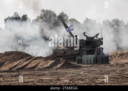 Israele meridionale, Israele. 7 novembre 2023. Un obice semovente israeliano da 155 mm spara da una base nel sud di Israele nella Striscia di Gaza martedì 7 novembre 2023. E' passato un mese da quando i terroristi di Hamas si sono infiltrati nel sud di Israele uccidendo 1.400 israeliani e riprendendo più di 240 ostaggi a Gaza. Foto di Jim Hollander/UPI Credit: UPI/Alamy Live News Foto Stock