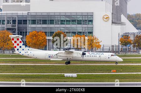 Croatia Airlines Eine Bombardier Dash 8 von Croatia Airlines rollt nach der Landung auf der Südbahn auf dem Flughafen München von der Startbahn nel terminal di Richtung. Immatrikulation 9A-CQA. München, Deutschland, 11.10.2022 *** Croatia Airlines A Croatia Airlines Bombardier Dash 8 taxi fuori pista verso il terminal dopo l'atterraggio sulla pista sud dell'aeroporto di Monaco registrazione 9A CQA Monaco, Germania, 11 10 2022 credito: Imago/Alamy Live News Foto Stock