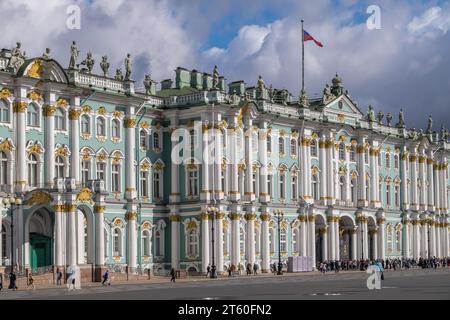 Facciata del Palazzo d'Inverno dell'Hermitage, nel centro storico della città di St Petersburg Foto Stock
