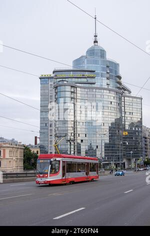 Filobus e grattacielo nel centro urbano della città di San Pietroburgo Foto Stock