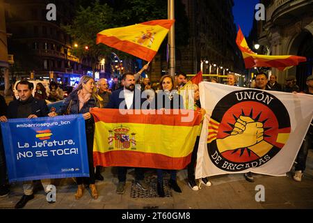 Barcellona, Barcellona, Spagna. 7 novembre 2023. Decine di persone partecipano a un evento indetto dalla VOX presso la sede superiore della polizia della Catalogna contro l'amnistia e la possibile investitura di Pedro Sanchez e a favore degli agenti della polizia nazionale e della Guardia civile. (Immagine di credito: © Marc Asensio Clupes/ZUMA Press Wire) SOLO USO EDITORIALE! Non per USO commerciale! Foto Stock