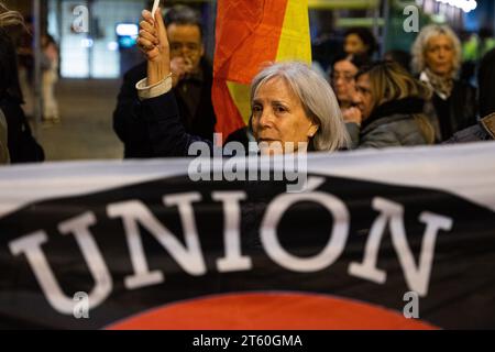 Barcellona, Barcellona, Spagna. 7 novembre 2023. Una donna sventola una bandiera dopo la parola "Unione" presso il comando superiore della polizia della Catalogna contro l'amnistia e la possibile investitura di Pedro SÃ¡nchez e a favore degli agenti della polizia nazionale e della Guardia civile. (Immagine di credito: © Marc Asensio Clupes/ZUMA Press Wire) SOLO USO EDITORIALE! Non per USO commerciale! Foto Stock