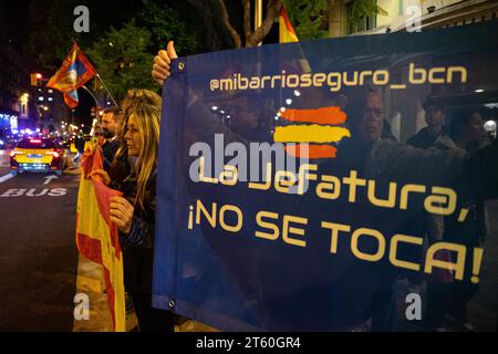 Barcellona, Barcellona, Spagna. 7 novembre 2023. Decine di persone partecipano a un evento indetto dalla VOX presso la sede superiore della polizia della Catalogna contro l'amnistia e la possibile investitura di Pedro Sanchez e a favore degli agenti della polizia nazionale e della Guardia civile. (Immagine di credito: © Marc Asensio Clupes/ZUMA Press Wire) SOLO USO EDITORIALE! Non per USO commerciale! Foto Stock