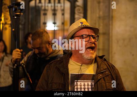 Barcellona, Barcellona, Spagna. 7 novembre 2023. Centinaia di indipendentisti e CDR manifestano a VÃ-a Layetana per chiedere la chiusura del quartier generale della polizia della Catalogna e trasformarlo in un centro di memoria storica. Con l'arrivo della legge sull'amnistia, la vedono più vicina. (Immagine di credito: © Marc Asensio Clupes/ZUMA Press Wire) SOLO USO EDITORIALE! Non per USO commerciale! Foto Stock