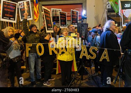 Barcellona, Barcellona, Spagna. 7 novembre 2023. Decine di persone partecipano a un evento indetto dalla VOX presso la sede superiore della polizia della Catalogna contro l'amnistia e la possibile investitura di Pedro Sanchez e a favore degli agenti della polizia nazionale e della Guardia civile. (Immagine di credito: © Marc Asensio Clupes/ZUMA Press Wire) SOLO USO EDITORIALE! Non per USO commerciale! Foto Stock