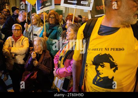 Barcellona, Barcellona, Spagna. 7 novembre 2023. Decine di persone partecipano a un evento indetto dalla VOX presso la sede superiore della polizia della Catalogna contro l'amnistia e la possibile investitura di Pedro Sanchez e a favore degli agenti della polizia nazionale e della Guardia civile. (Immagine di credito: © Marc Asensio Clupes/ZUMA Press Wire) SOLO USO EDITORIALE! Non per USO commerciale! Foto Stock