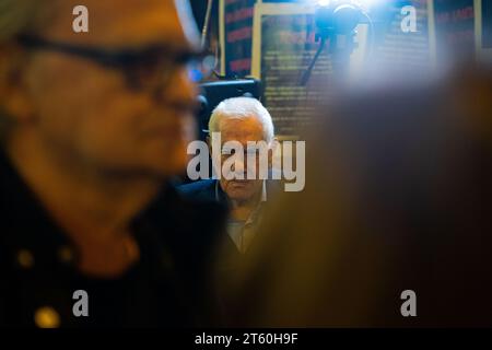 Barcellona, Barcellona, Spagna. 7 novembre 2023. Ernest Maragall (ERC) e centinaia di indipendentisti e CDR manifestano su VÃ-a Layetana per chiedere la chiusura del quartier generale della polizia catalana e trasformarlo in un centro di memoria storica. Con la legge sull'amnistia che sta per arrivare, la vedono più vicina. (Immagine di credito: © Marc Asensio Clupes/ZUMA Press Wire) SOLO USO EDITORIALE! Non per USO commerciale! Foto Stock