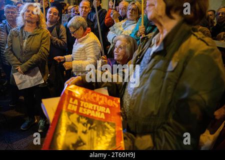 Barcellona, Barcellona, Spagna. 7 novembre 2023. Decine di persone partecipano a un evento indetto dalla VOX presso la sede superiore della polizia della Catalogna contro l'amnistia e la possibile investitura di Pedro Sanchez e a favore degli agenti della polizia nazionale e della Guardia civile. (Immagine di credito: © Marc Asensio Clupes/ZUMA Press Wire) SOLO USO EDITORIALE! Non per USO commerciale! Foto Stock