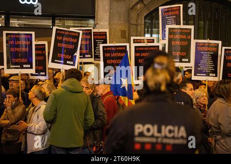 Barcellona, Barcellona, Spagna. 7 novembre 2023. Decine di persone partecipano a un evento indetto dalla VOX presso la sede superiore della polizia della Catalogna contro l'amnistia e la possibile investitura di Pedro Sanchez e a favore degli agenti della polizia nazionale e della Guardia civile. (Immagine di credito: © Marc Asensio Clupes/ZUMA Press Wire) SOLO USO EDITORIALE! Non per USO commerciale! Foto Stock