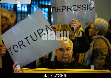 Barcellona, Barcellona, Spagna. 7 novembre 2023. Decine di persone partecipano a un evento indetto dalla VOX presso la sede superiore della polizia della Catalogna contro l'amnistia e la possibile investitura di Pedro Sanchez e a favore degli agenti della polizia nazionale e della Guardia civile. (Immagine di credito: © Marc Asensio Clupes/ZUMA Press Wire) SOLO USO EDITORIALE! Non per USO commerciale! Foto Stock