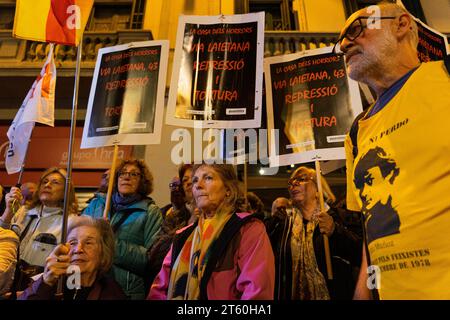 Barcellona, Barcellona, Spagna. 7 novembre 2023. Decine di persone partecipano a un evento indetto dalla VOX presso la sede superiore della polizia della Catalogna contro l'amnistia e la possibile investitura di Pedro Sanchez e a favore degli agenti della polizia nazionale e della Guardia civile. (Immagine di credito: © Marc Asensio Clupes/ZUMA Press Wire) SOLO USO EDITORIALE! Non per USO commerciale! Foto Stock