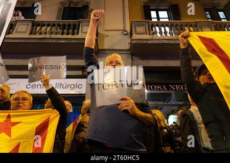 Barcellona, Barcellona, Spagna. 7 novembre 2023. Decine di persone partecipano a un evento indetto dalla VOX presso la sede superiore della polizia della Catalogna contro l'amnistia e la possibile investitura di Pedro Sanchez e a favore degli agenti della polizia nazionale e della Guardia civile. (Immagine di credito: © Marc Asensio Clupes/ZUMA Press Wire) SOLO USO EDITORIALE! Non per USO commerciale! Foto Stock