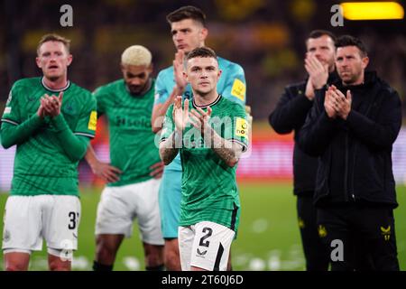 Il Kieran Trippier (centro) del Newcastle United applaude i tifosi dopo la partita del gruppo F di UEFA Champions League al Signal Iduna Park di Dortmund. Data immagine: Martedì 7 novembre 2023. Foto Stock