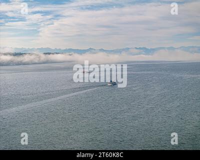 Barca sul lago di Starnberg. Starnbergersee. Alpi sullo sfondo. Panorama. Foto Stock