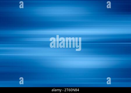 Accelerazione del movimento della velocità su strada notturna. Luci e strisce si muovono velocemente su sfondo scuro. Illustrazione blu astratta. Foto Stock