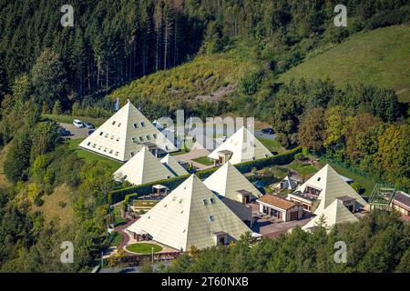 Vista aerea, Parco Galileo, museo e parco della conoscenza, case con tetti a punta a forma di piramide, Meggen, Lennestadt, Sauerland, Renania settentrionale-Westfali Foto Stock