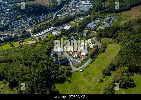 Vista aerea, Parco Galileo, museo e parco della conoscenza, case con tetti a punta a forma di piramide, Meggen, Lennestadt, Sauerland, Renania settentrionale-Westfali Foto Stock