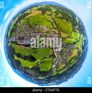 Vista aerea, vista del quartiere Elspe, Bielefelder Straße, globo terrestre, fisheye shot, foto a 360 gradi, piccolo mondo, Elspe, Lennestadt, Sauerland, North R. Foto Stock