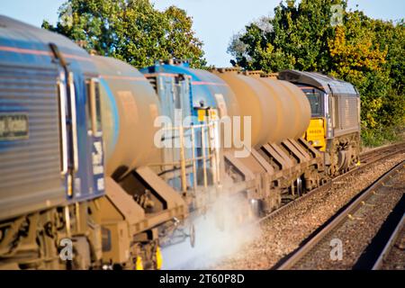 Classe 66425 e 66429 sul treno Rail Head Treatment Train a Poppleton, North Yorkshire, Inghilterra, 5 novembre Foto Stock