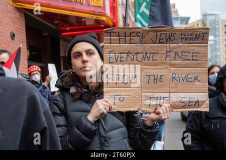 Detroit, Michigan, USA. 7 novembre 2023. I membri e i sostenitori di Jewish Voice for Peace tennero una veglia fuori dall'ufficio del deputato Shri Thanedar, chiedendogli di sostenere un cessate il fuoco nella guerra a Gaza. Il gruppo ha detto che Gaza è un "cimitero per bambini”. Crediti: Jim West/Alamy Live News Foto Stock