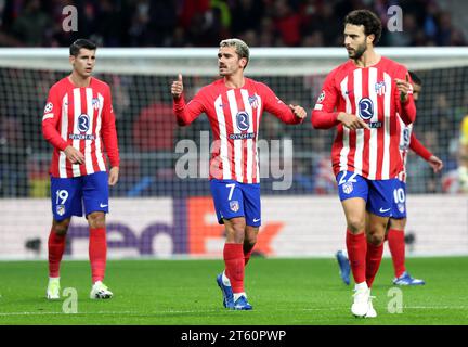 Antoine Griezmann (centro) dell'Atletico Madrid celebra il primo gol della partita con i compagni di squadra durante la partita di UEFA Champions League gruppo e all'Estadio Metropolitano di Madrid. Data immagine: Martedì 7 novembre 2023. Foto Stock