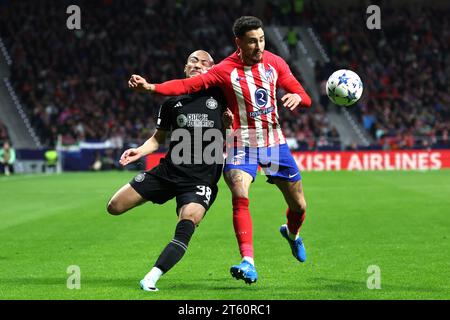 Daizen Maeda del Celtic (a sinistra) e Jose Maria Gimenez dell'Atletico Madrid combattono per il pallone durante la partita di UEFA Champions League gruppo e all'Estadio Metropolitano di Madrid. Data immagine: Martedì 7 novembre 2023. Foto Stock