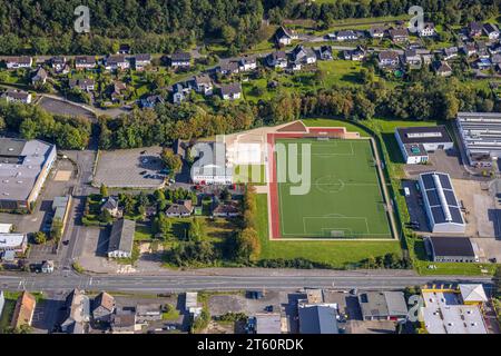 Vista aerea, campo da calcio artificiale verde dello Spielvereinigung Kredenbach/Müsen e.V. e vigili del fuoco volontari, Kredenbach, Kreuztal, Sie Foto Stock