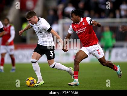 Leif Davis di Ipswich Town (a sinistra) e Dexter Lembikisa del Rotherham United si battono per il pallone durante la partita dello Sky Bet Championship all'AESSEAL New York Stadium di Rotherham. Data immagine: Martedì 7 novembre 2023. Foto Stock